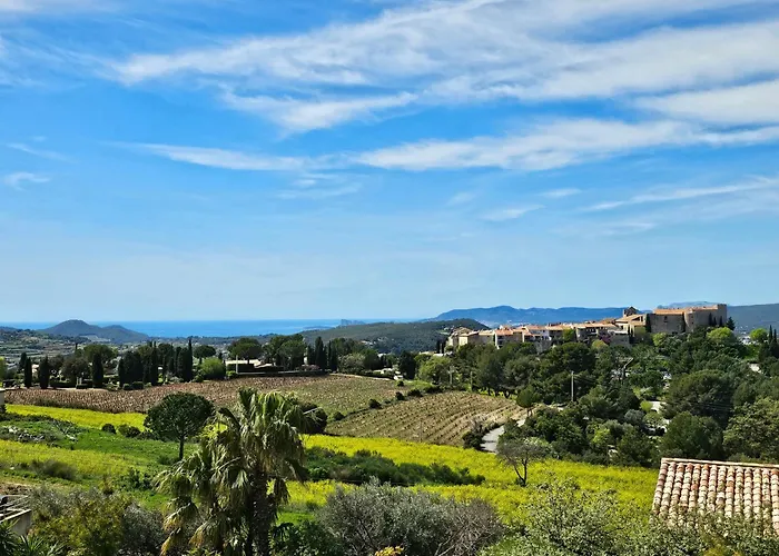 New villa in Le Castellet with pool Superb view Villa neuve au Castellet avec piscine et superbe vue