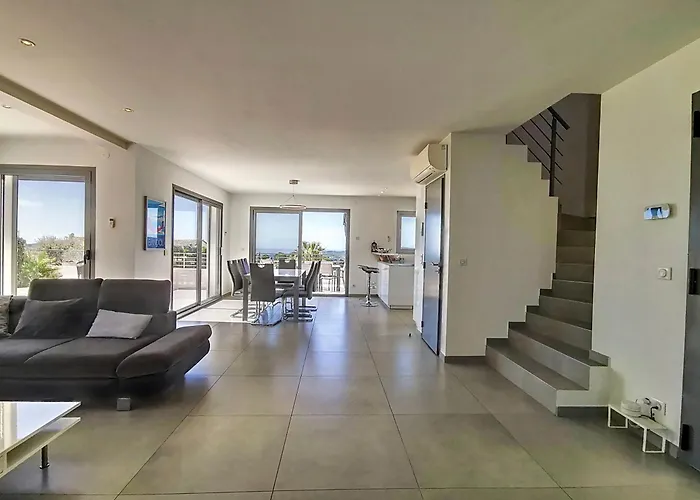 New villa in Le Castellet with pool Superb view Villa neuve au Castellet avec piscine et superbe vue