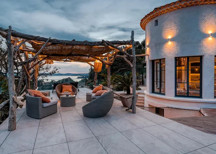 Villa climatisée au Lavandou avec vue mer avec piscine chauffée