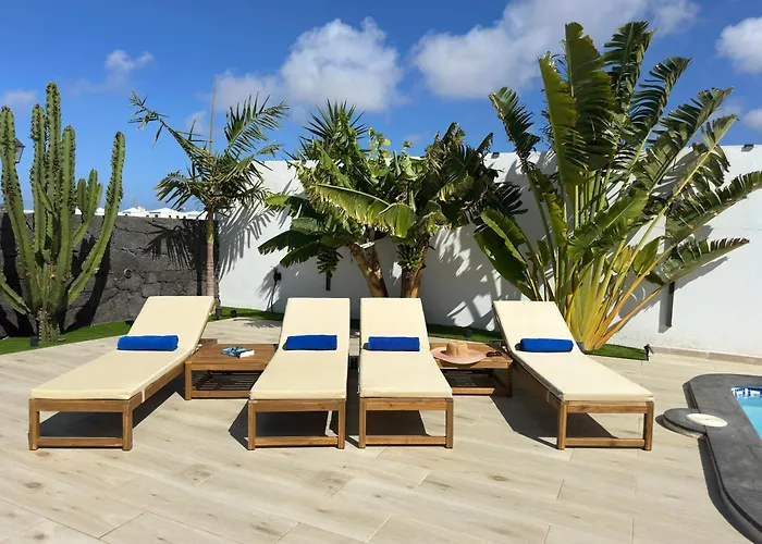 Villa Playa Blanca - Heated Pool, Aircon