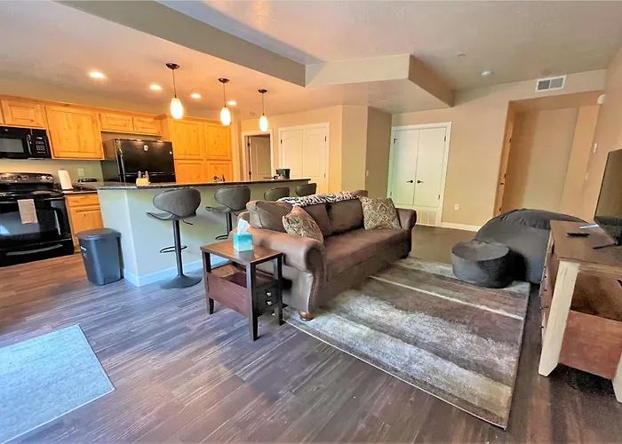 3-Bedroom Luxury Condo In The Heart Of The City