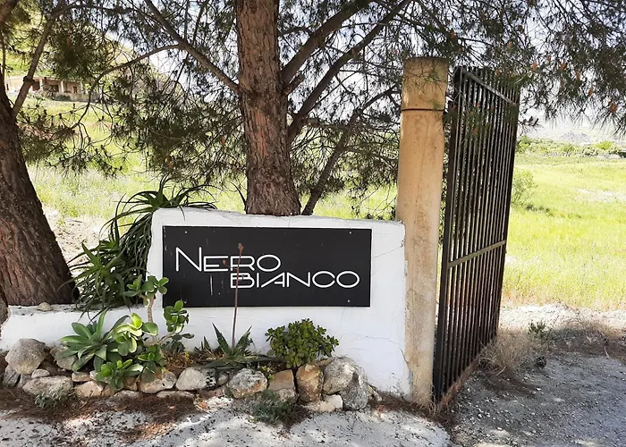 Villa NERO BIANCO, Havre de paix, oliviers, piscine privée