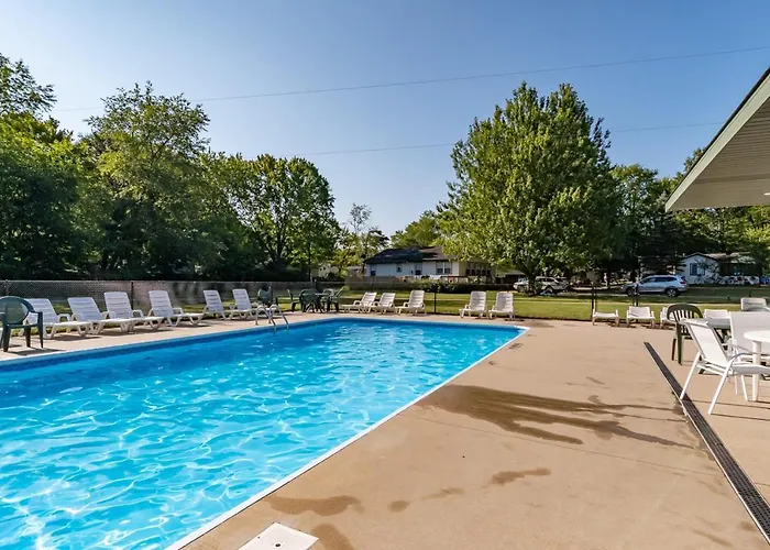Goshorn Lake Access - Shared Pool - Cozy Cottage
