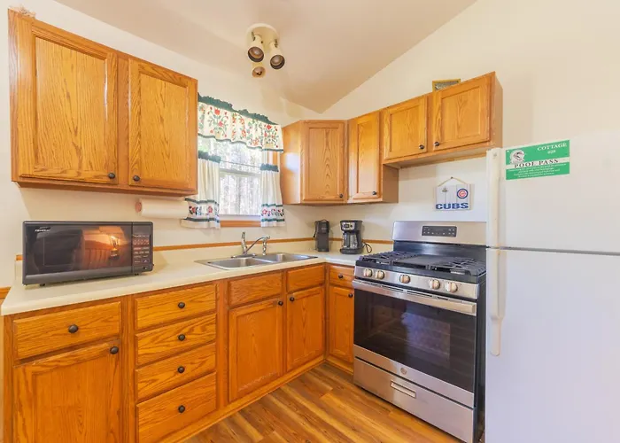 Goshorn Lake Access - Shared Pool - Cozy Cottage