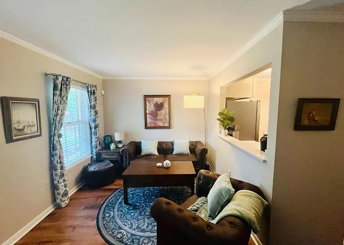 Lakefront Condo - King Bed Full Kitchen