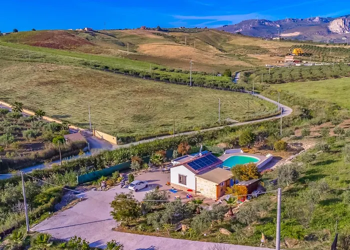 Villetta privata immersa nel verde con Piscina, per Famiglie e Bambini