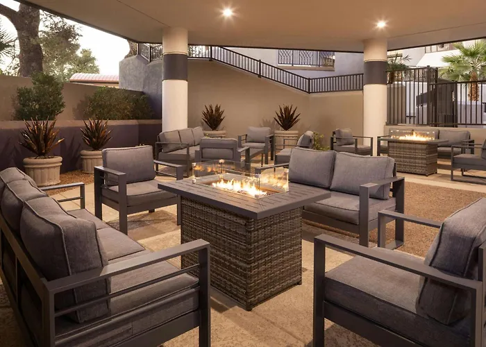 Hotel with pool: Delta Hotels By Marriott Phoenix Mesa