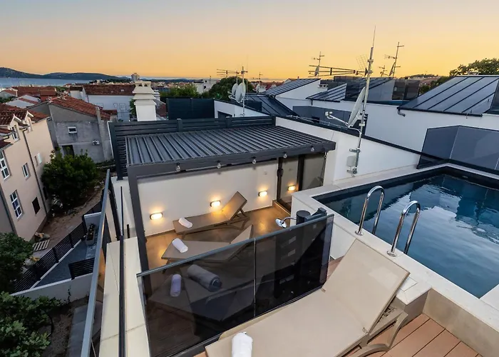 Villa Tria Quercus With Rooftop Pool