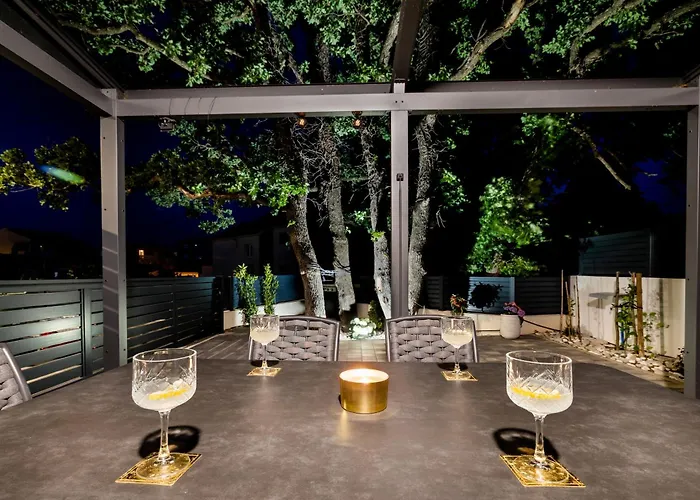 Villa Tria Quercus With Rooftop Pool