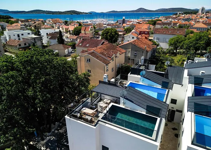 Villa Tria Quercus With Rooftop Pool