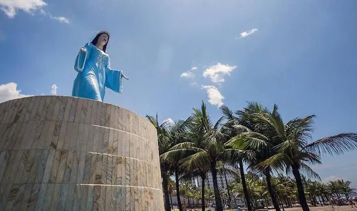 Casa Moderna e Aconchegante com Piscina Aquecida e Lareira a Apenas 50 mts da Praia