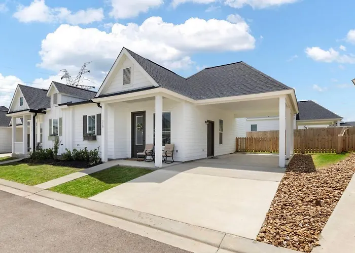 Charming Magnolia Retreat Clubhouse And Gym Access