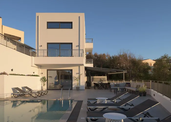Emjo Villa, Heated Pool & Steps To The Beach, By Thinkvilla