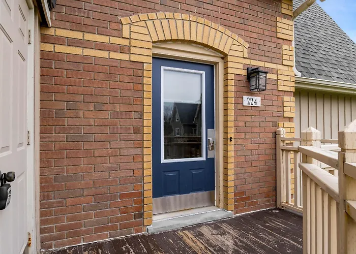 Beautiful & Bright 3 Bed Townhome Near Village