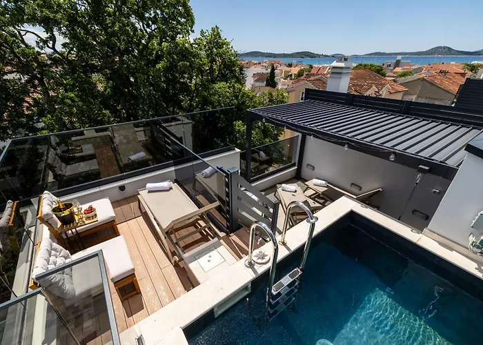 Villa Tria Quercus With Rooftop Pool