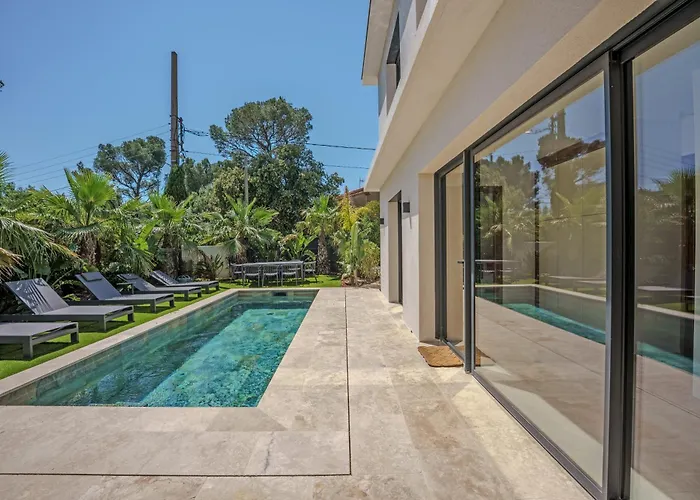 Contemporary Villa With Heated Pool Near Sea