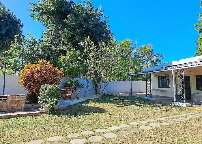 Beachfront Villa Klondike - Private 3-Bedrooms