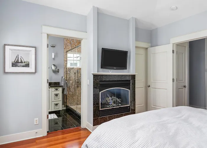 Rooftop Balcony, Lake Views, Pool And Walk To Town