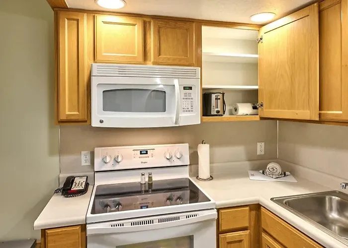 Oceanfront Studio With Full Kitchen - Beach Access - Pool & Hot Tub