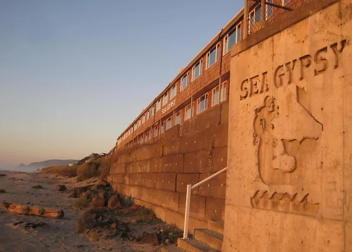 Beautiful Oceanfront Suite - Top Floor - Pool And Sauna - Sleeps 4