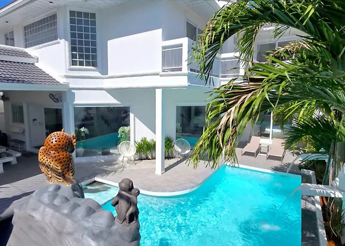 Nebuland Luxury Pool Villa Pattaya Walking Street