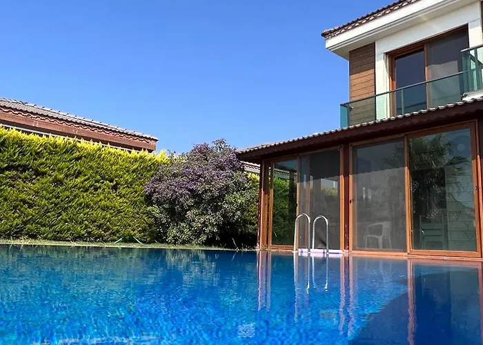 Cesme Alacati Havuzlu Villa