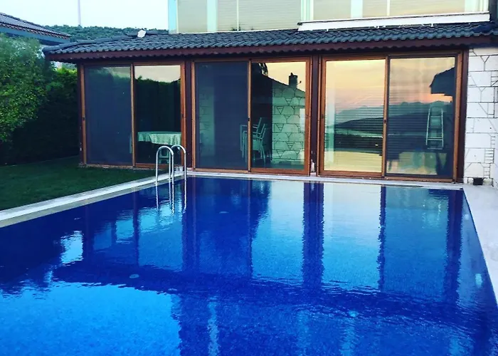 Cesme Alacati Havuzlu Villa