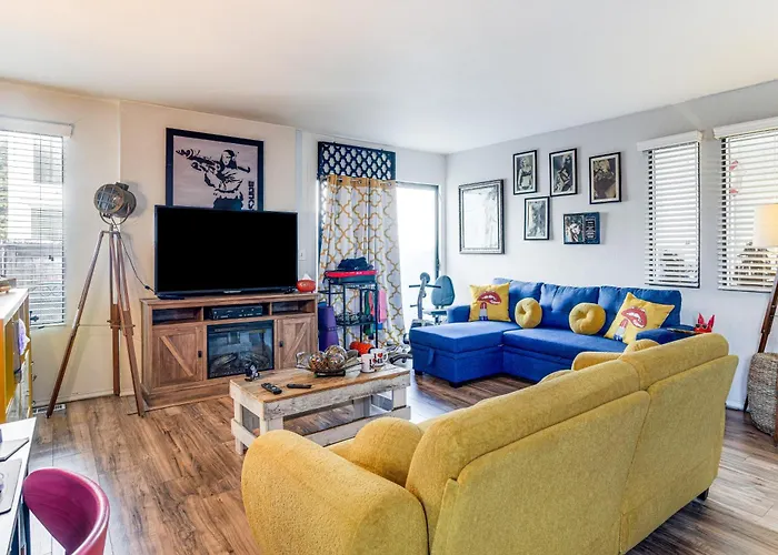 8 Mi To Dtwn Denver: Groovy Pet-Friendly Condo