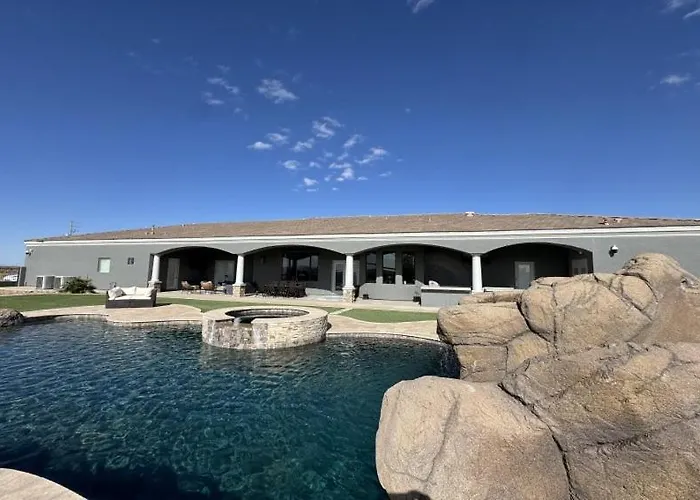 Grand Luxury Estate - Pool, Spa, Gym, Game Room, Movie Theater & Pickleball