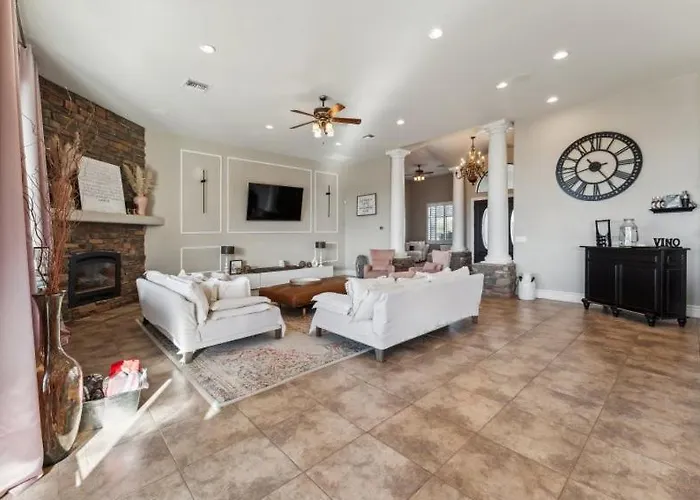 Grand Luxury Estate - Pool, Spa, Gym, Game Room, Movie Theater & Pickleball