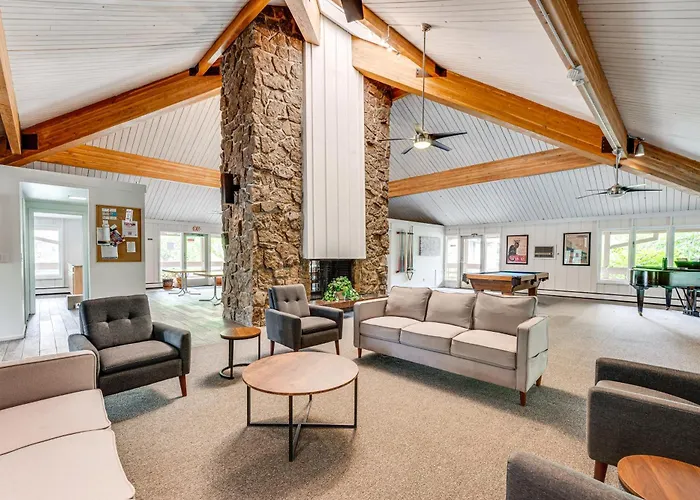 2 Mi To Cu Boulder: Mtn-View Condo W/ Pool Access