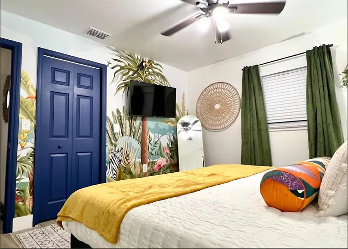Pets Ok! Heated Pool Mins To 3 Sisters Spring!