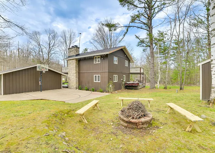 Private Hot Tub & Deck: Gaylord Family Home!