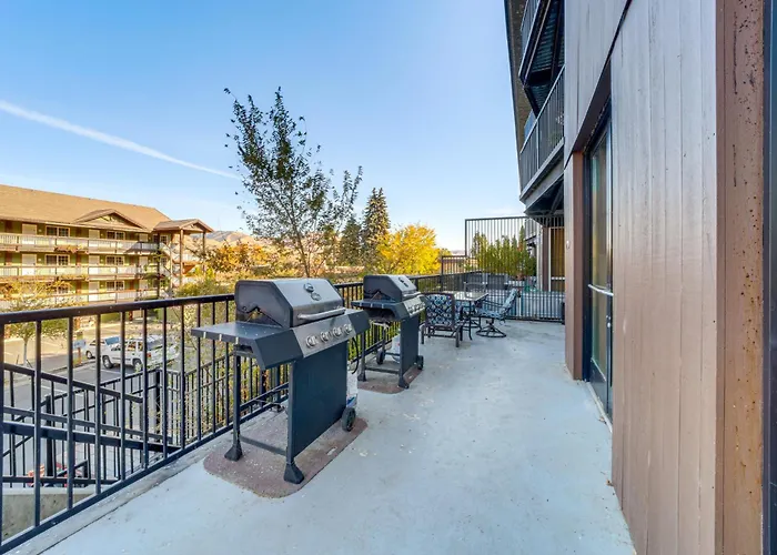 Walk To The Lake: Chelan Condo W/ Mtn Views!