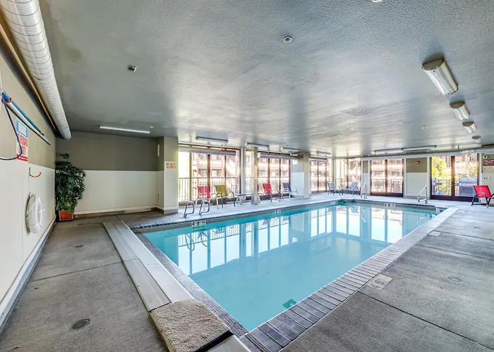 Walk To The Lake: Chelan Condo W/ Mtn Views!
