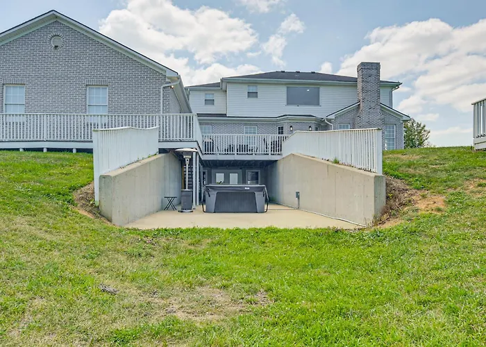 Sprawling Kentucky Getaway W/ Pool & Hot Tub!