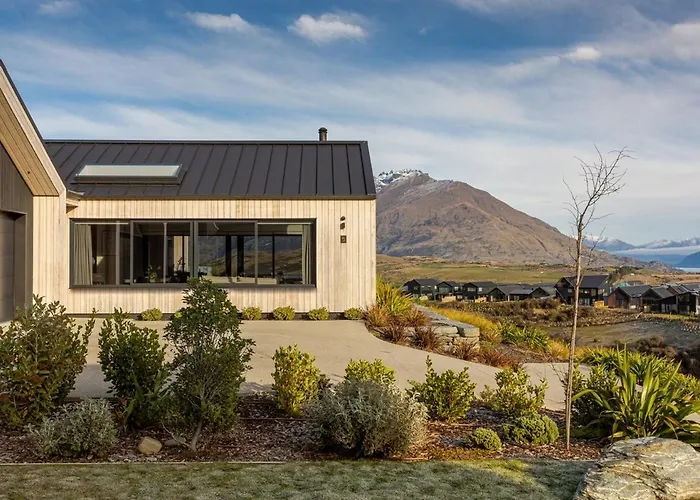 Luxury Architectural Home With Pool, Spa And Sauna