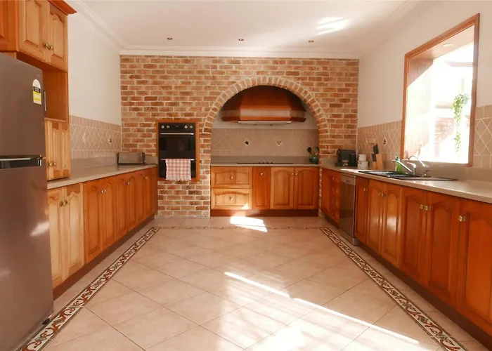 Fantastic Family Home With Pool At Concord