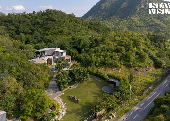 Stayvista'S Ikebana - Living By The Forest Edge - Mountain-View Villa With Infinity Pool, Lawn, & Indoor-Outdoor Games