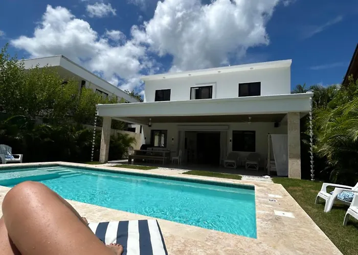 Casa de vacaciones: Villa Antonia Spectacular Private Stay With Pool, Just Steps From The Beach, Housekeeping & Kitchen In Exclusive Gated Community