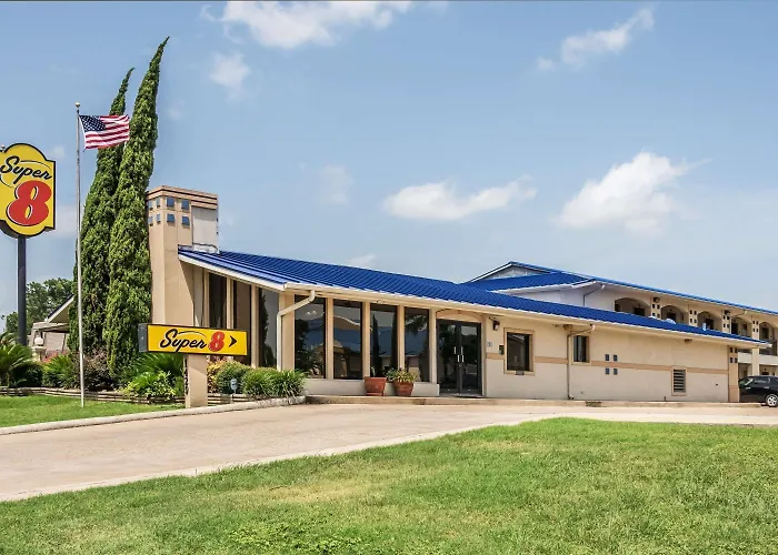 Cheap hotel: Super 8 By Wyndham San Marcos