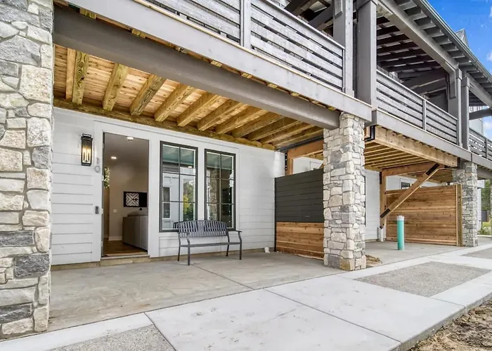 Luxe By The Lake - Pool Access