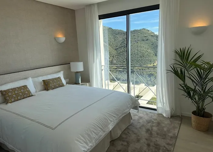 Modern Villa, Amazing Views!