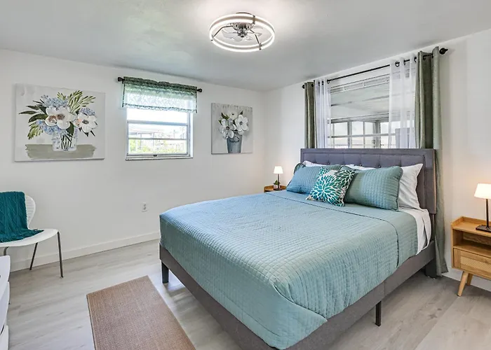 Sunset Views & Hot Tub: Lakefront Holiday Retreat!