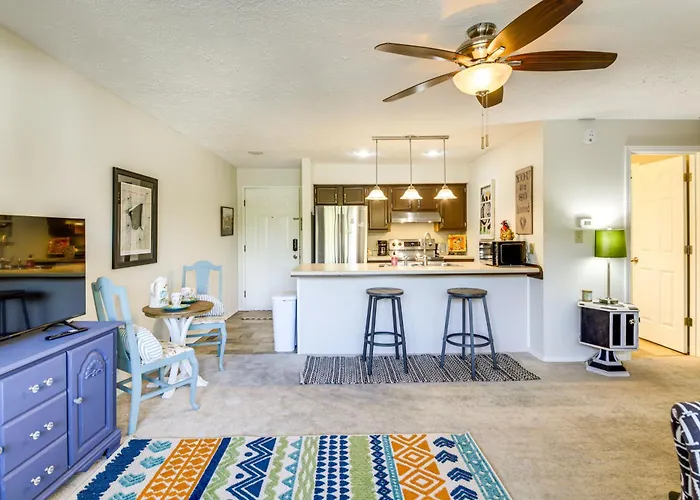3 Mi To Iu: Dog-Friendly Condo W/ Pool Access!