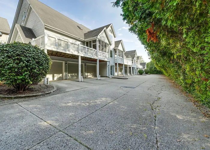 3 Mi To Iu: Dog-Friendly Condo W/ Pool Access!