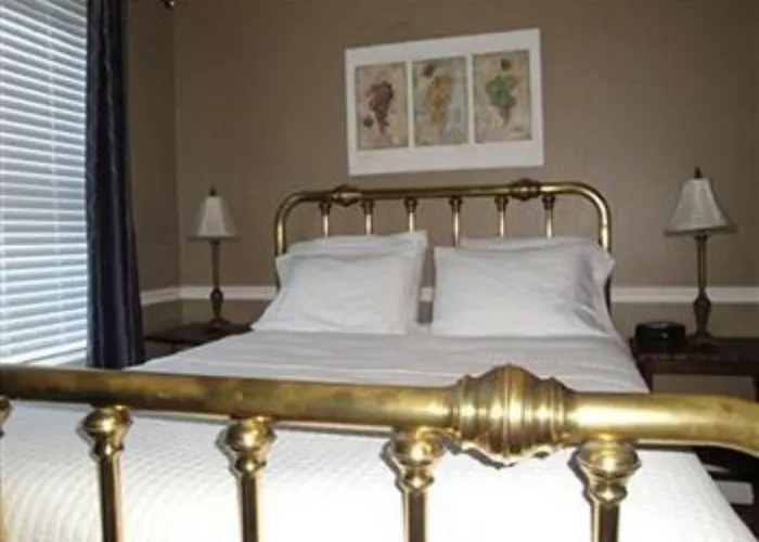 Cinnamon Bear Creekside Inn