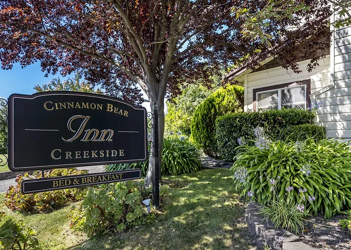 Cinnamon Bear Creekside Inn