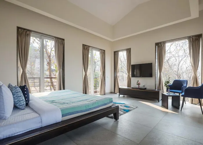 Eden Glade - Khopoli - Mountain-View Villa With Private Pool, Spacious Decks & Indoor Activities
