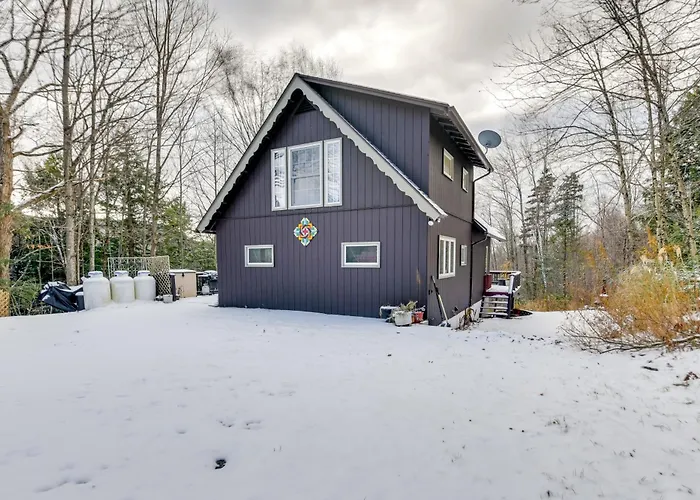 Pet-Friendly Home W/ Deck: 4 Mi To Jay Peak Resort